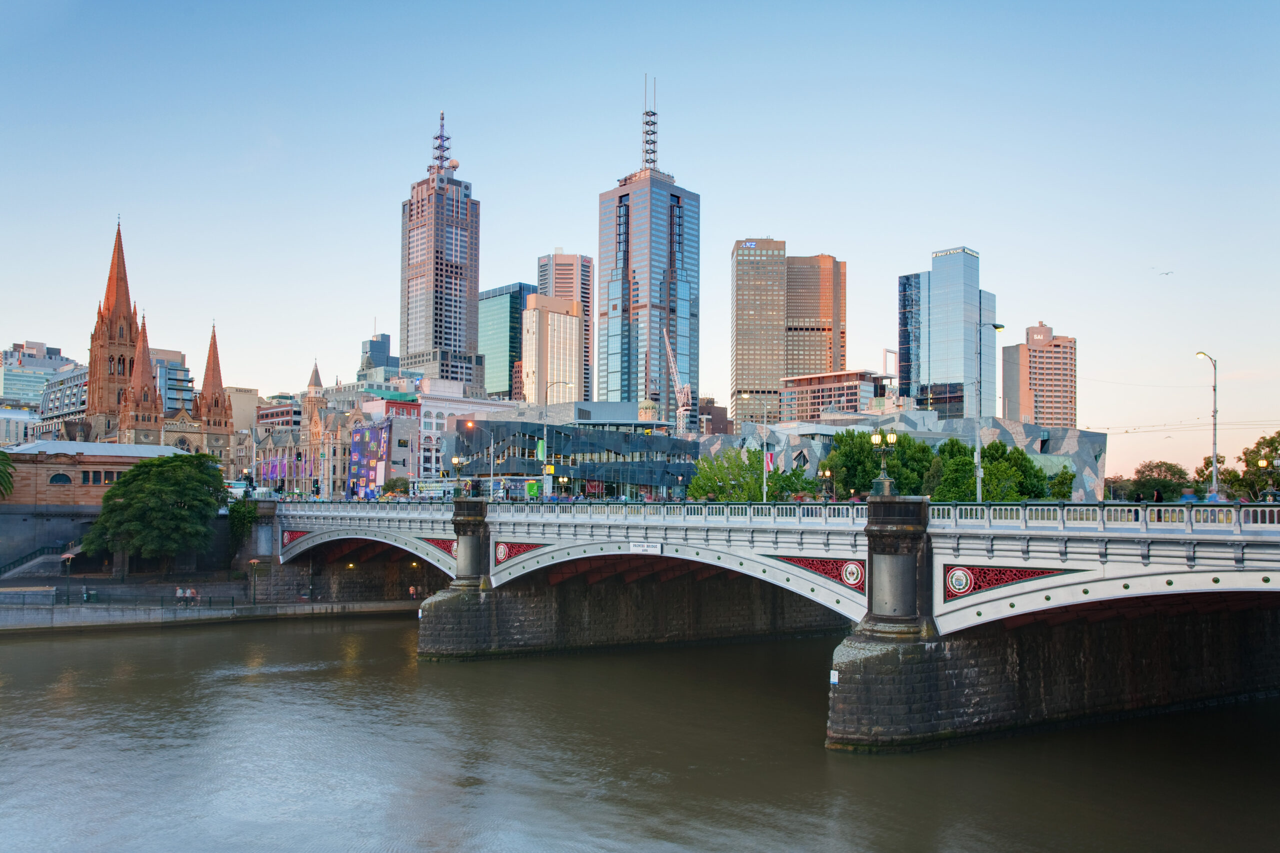 Melbourne_Skyline_and_Princes_Bridge